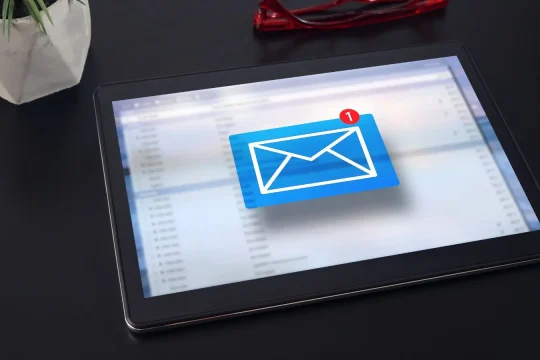 Conquistar a Atenção de Decisores: Por E-Mail & Redes Sociais ao lead-results.com