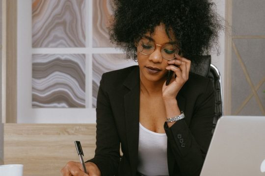 mulher aprende contacto-frio ao lead-results.com